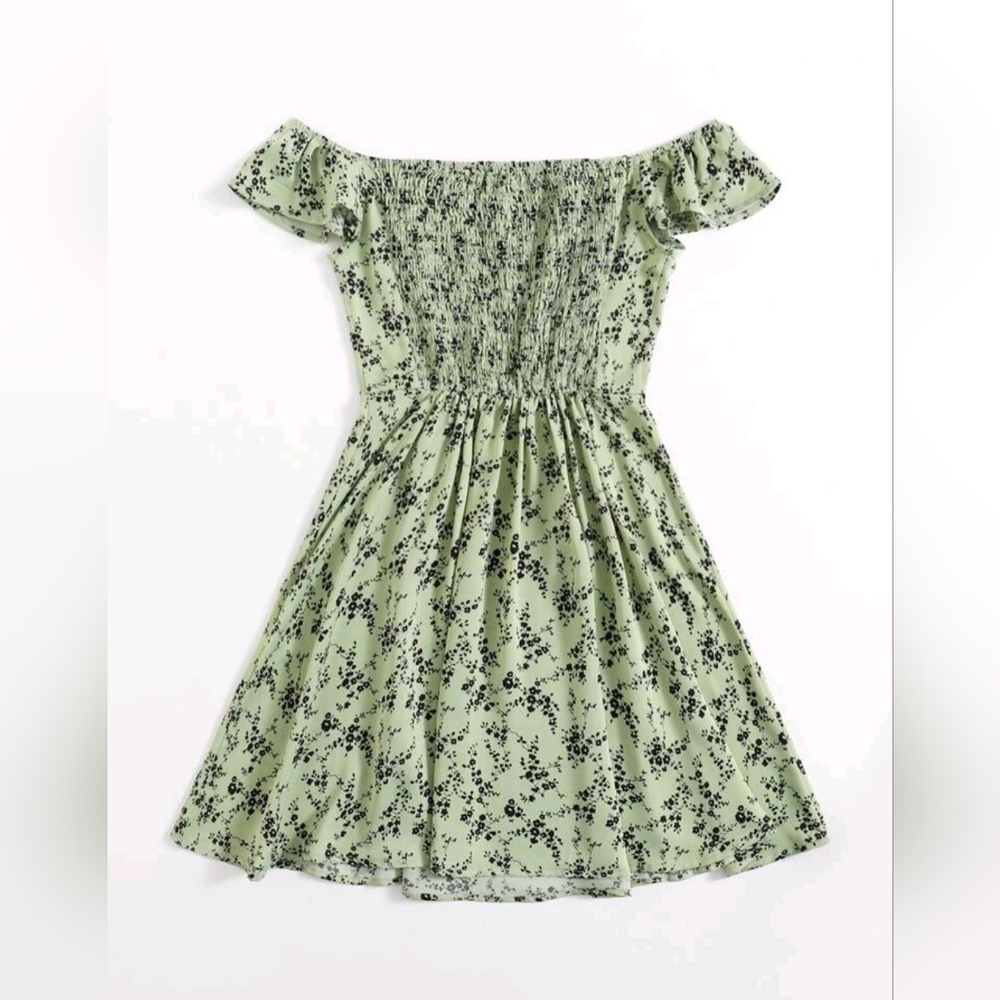 Green Ditsy Floral Ruffle Trim Dress Size: Large
